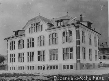 1905-bazenheid-schulhaus-kath.jpg